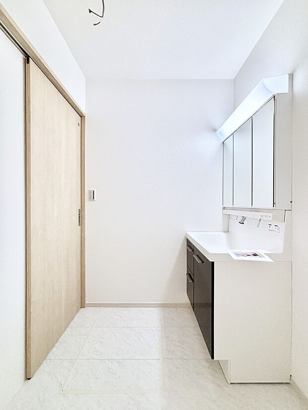 ゆとりの洗面スペースで朝の身支度もスムーズに