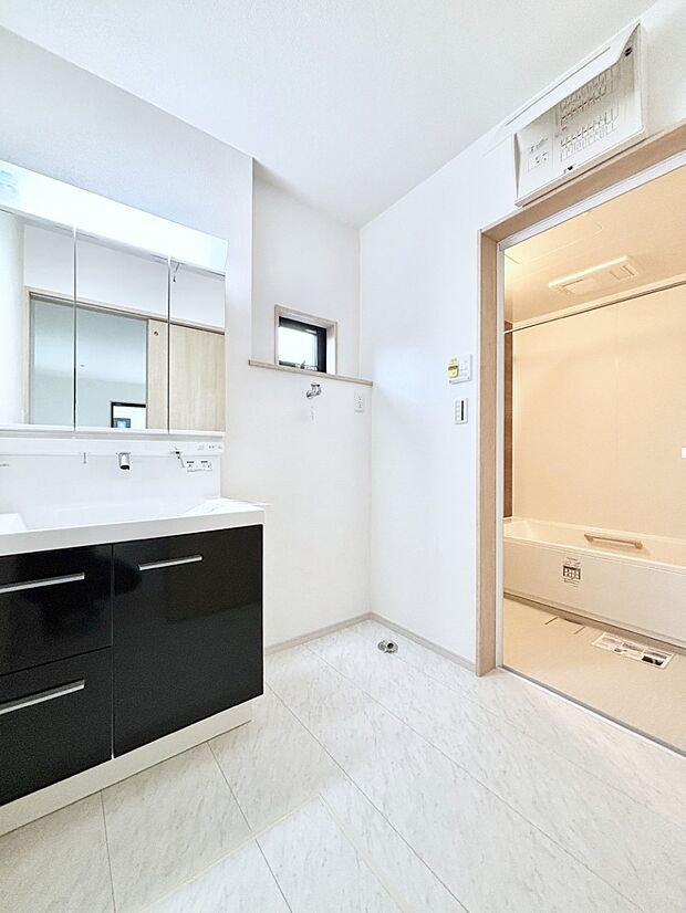 小窓がついているので湿気の多い場所でも換気が十分行えます。毎日の身支度を気持ち良く！