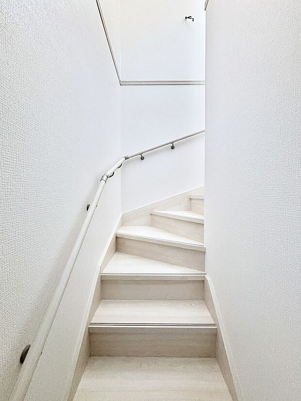 安全性を考慮し階段には手すりを設置しています