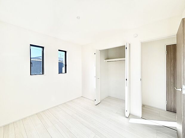 窓からのやさしい光が心地よいプライベートルーム