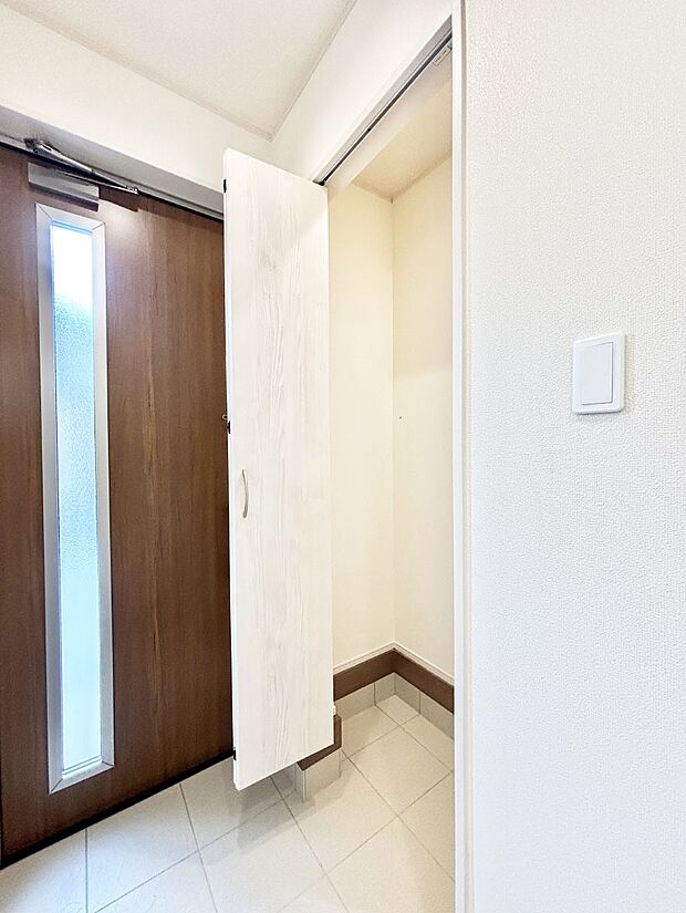 シューズインクローク付きの玄関。家族全員の靴や雨具などすっきり収納できます。