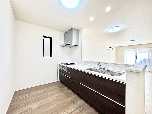 爽やかな風が通り抜けるキッチン。窓があるので明るく換気にも役立ちます。