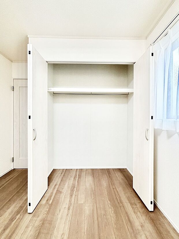 洋室のクローゼット。奥行きがあるので厚手の衣類もすっきり収まります。