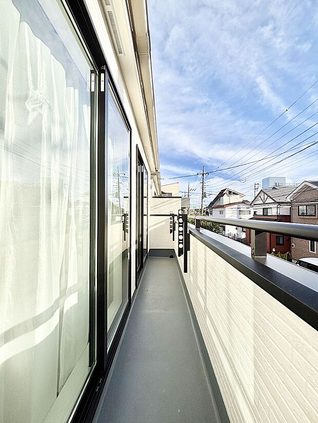 ゆったりバルコニーだから沢山お洗濯ものを干せます。