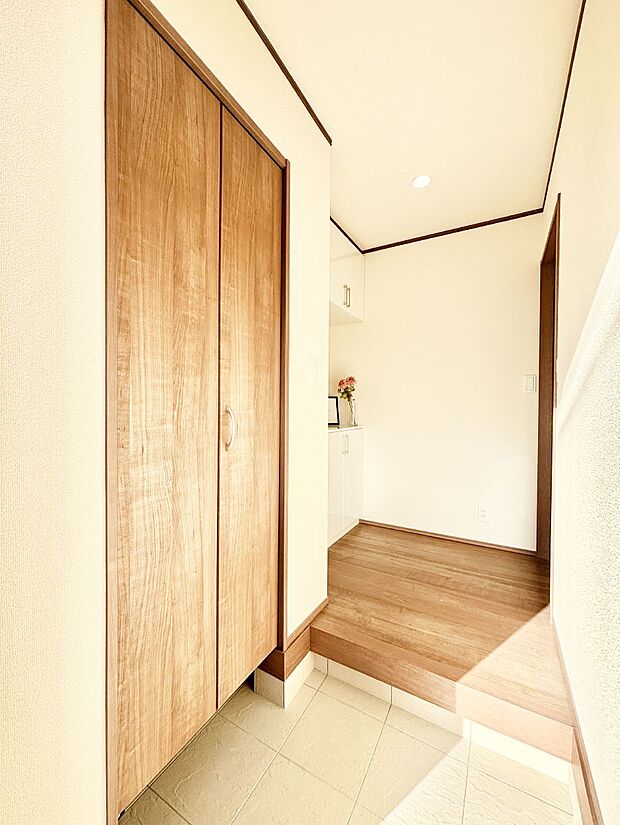 天井まである玄関収納で、家族全員の靴もすっきり収納!