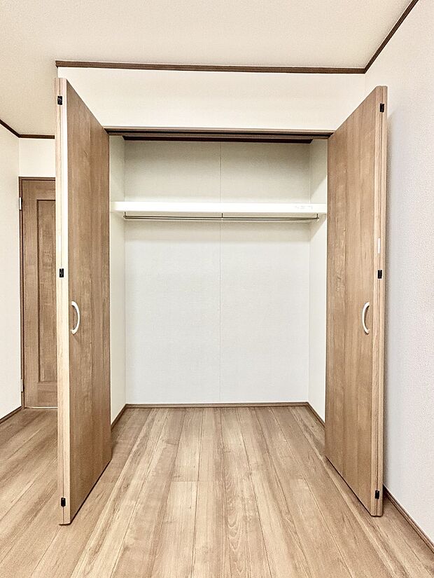 洋室のクローゼット。奥行きがあるので厚手の衣類もすっきり収まります。