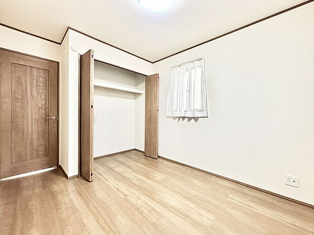 使いやすい形でベットや家具の置き方にも困ることもありません。