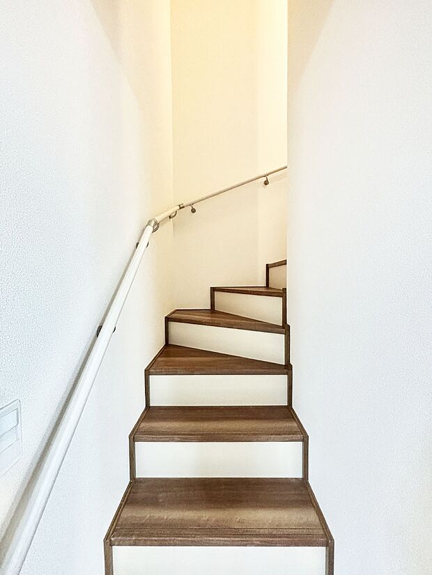 安全性を考慮し階段には手すりを設置しています