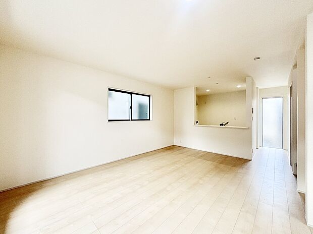 ご家族の賑やかな話し声で包まれる明るいリビング