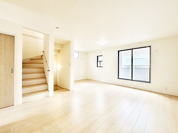 大きな窓からたっぷりの陽光と風を感じられるリビング