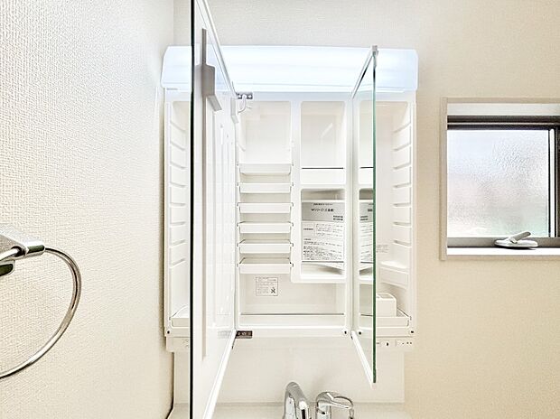 三面鏡の裏に、化粧品や衛生用品などを収納可能。洗面台をすっきりと保ちます!