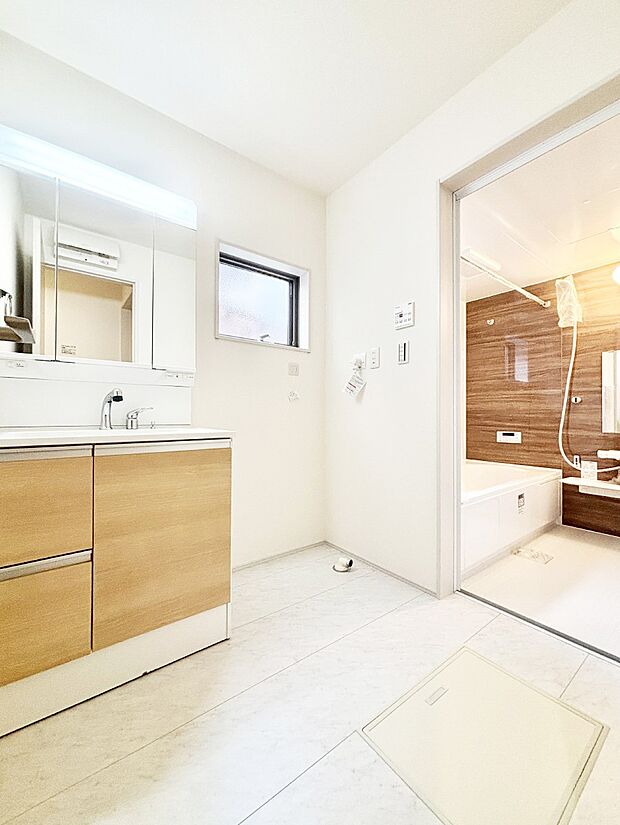 清潔感ある洗面化粧室で朝の身支度も快適