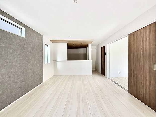 明るい陽光が注ぎ、寛ぎの雰囲気に満たされるリビング・ダイニング。 