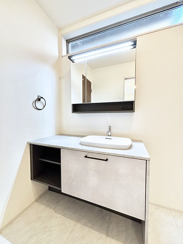 大きく見やすい鏡で清潔感ある洗面台は、身だしなみチェックや肌のお手入れにおすすめです。 