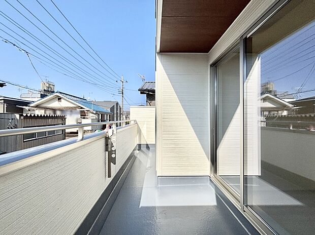 ゆったりバルコニーだから沢山お洗濯ものを干せます。