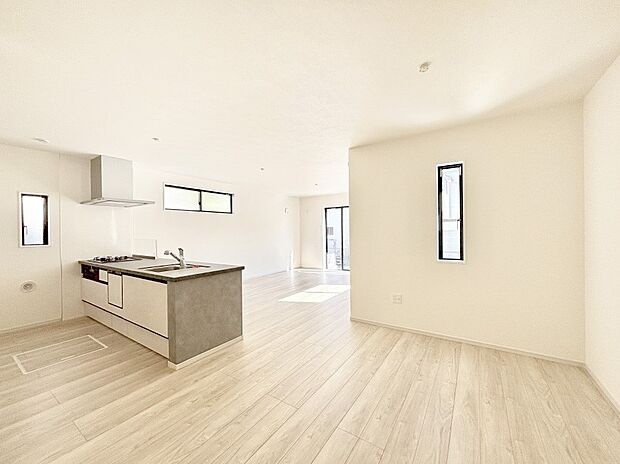 明るい陽光が注ぎ、寛ぎの雰囲気に満たされるダイニング。   