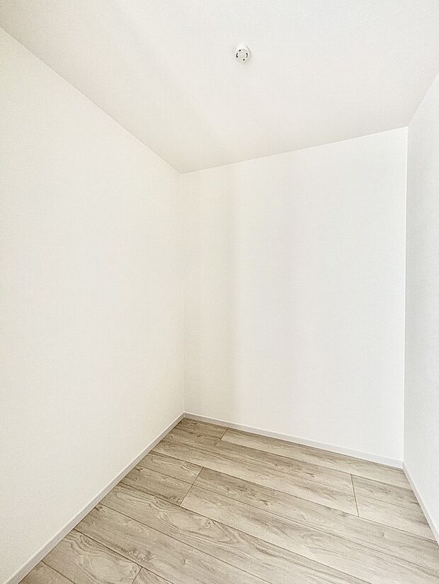 ウォークインクローゼット付きで生活空間を広く利用できます。