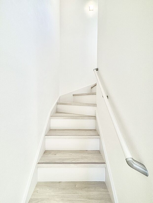 安全性を考慮し階段には手すりを設置しています