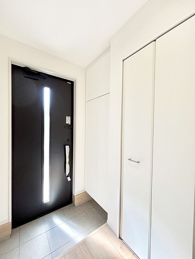 明るい玄関はお客様をお出迎えするのにぴったりです！ 