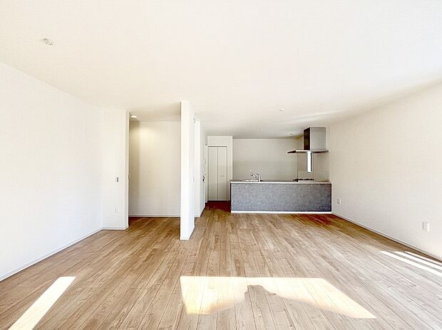 ご家族の賑やかな話し声で包まれる明るいリビング