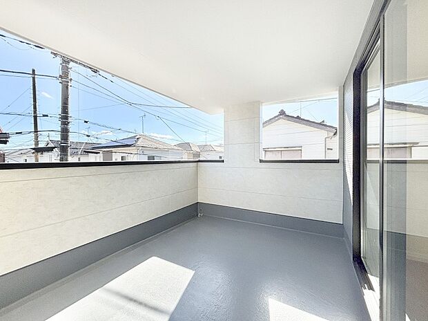 ゆったりバルコニーだから沢山お洗濯ものを干せます。