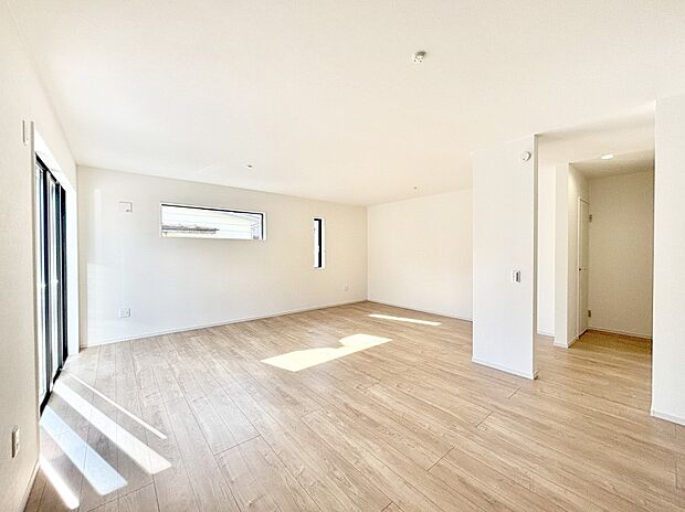 明るい陽光が注ぎ、寛ぎの雰囲気に満たされるダイニング。   