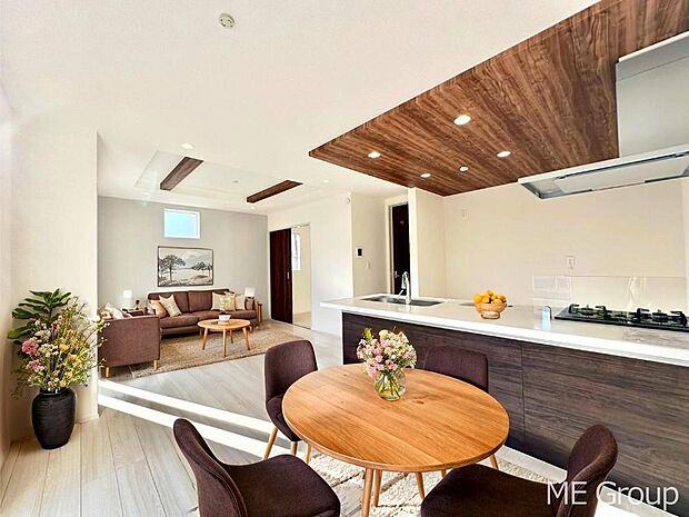 ご家族の賑やかな話し声で包まれる明るいリビング  ※家具はCGです