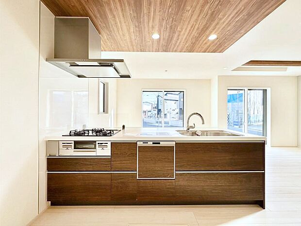 リビングを見渡せる人気のカウンターキッチン。 家族を見守りながら家事をすることができます。