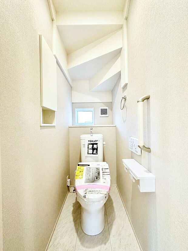 換気用小窓があり、明るく清潔な空間です。 