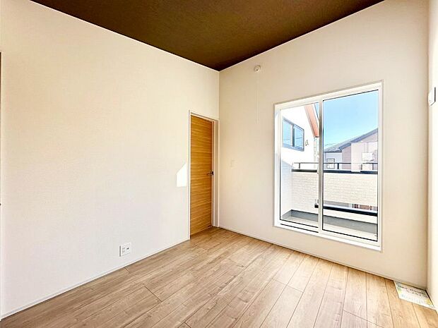 天井のアクセントクロスがオシャレ！プライベート時間も充実しそうな主寝室。