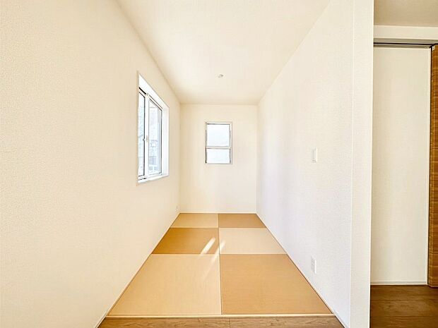 リビング隣接の和室は毎日の暮らしに癒しと安らぎをもたらしてくれます