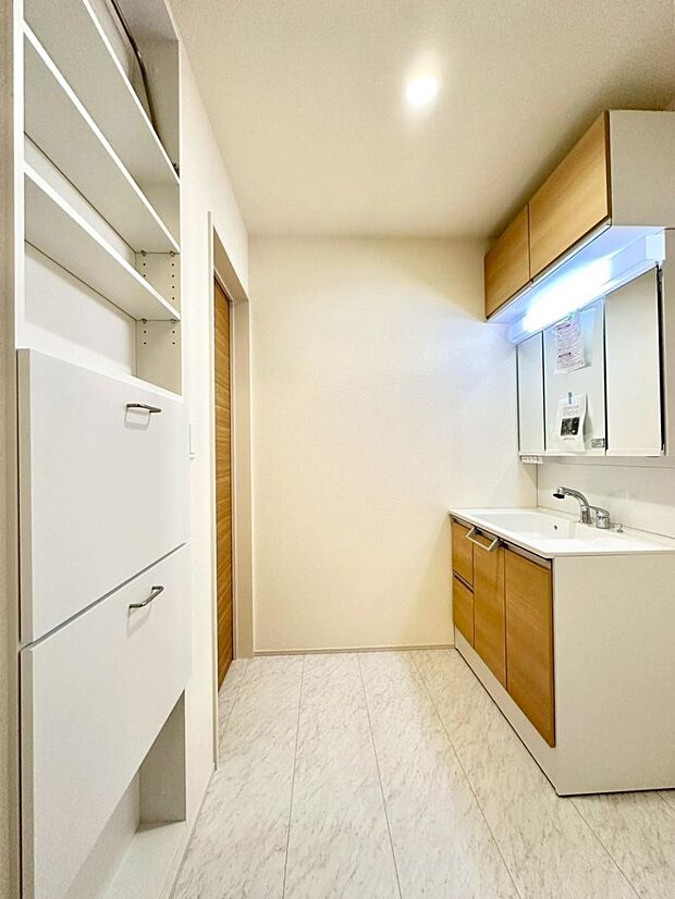 ランドリースペースには嬉しい収納棚が付いています。 