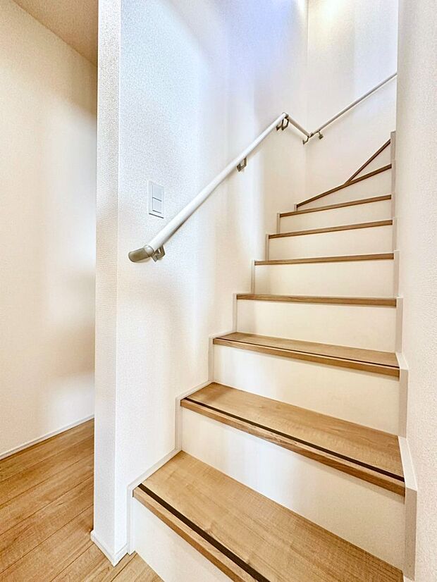 安全性を考慮し階段には手すりを設置しています