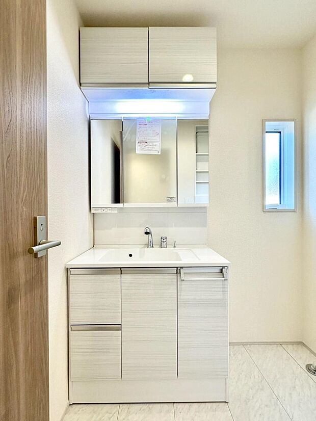 大きく見やすい三面鏡で清潔感ある洗面台は、身だしなみチェックや肌のお手入れにおすすめです。 