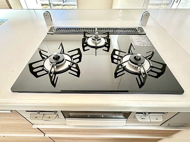 ガスコンロはＳｉセンサー搭載。火力調節や焦げ付き・消し忘れも防いでくれます。