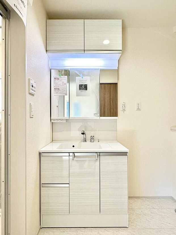 大きく見やすい三面鏡で清潔感ある洗面台は、身だしなみチェックや肌のお手入れにおすすめです。 