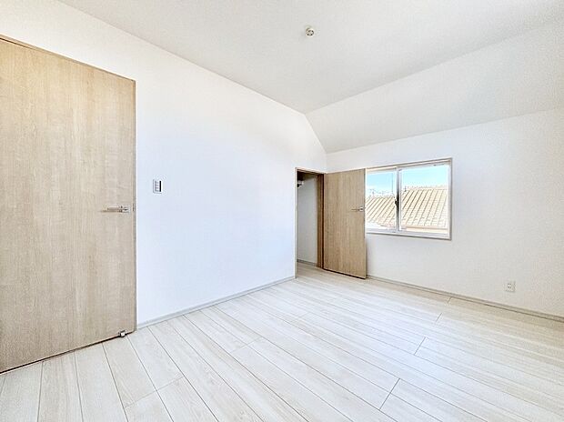 使いやすい形でベットや家具の置き方にも困ることもありません。