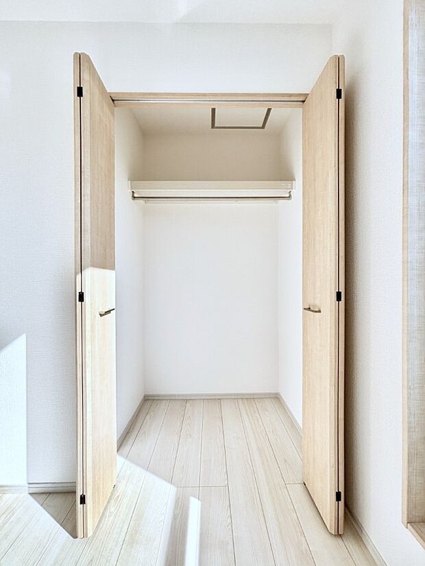 洋室クローゼット。奥行きがあるので厚手の衣類もすっきり収まります。