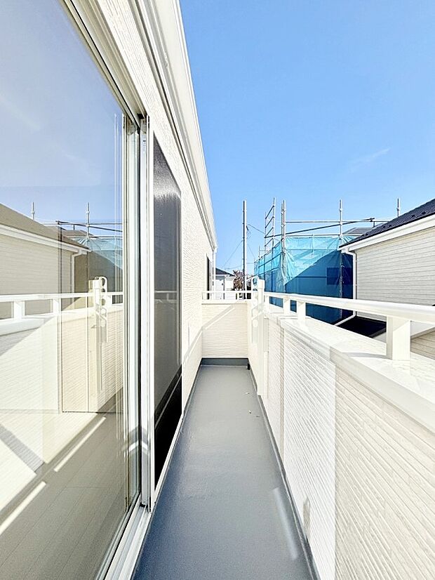 暖かな陽光が降り注ぐバルコニーはお洗濯におすすめ。爽やかな風も心地よいです。