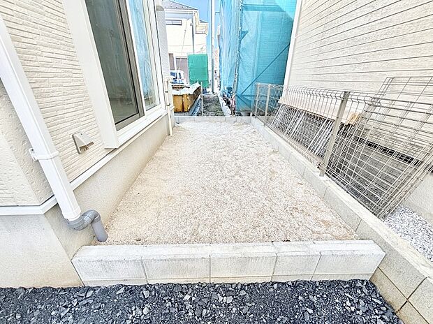 プランターを並べて季節のお花を楽しめるお庭付き。