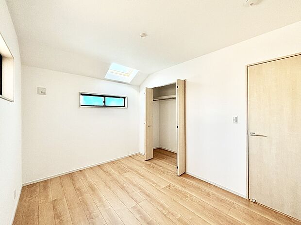 トップライトのある洋室。自然の光を取り入れて明るく過ごせます。