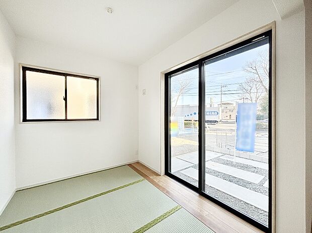 キッズスペースや休日のごろ寝スペースに!リビングに隣接したタタミコーナー。