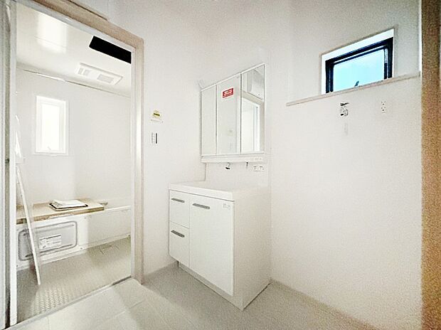 小窓がついているので湿気の多い場所でも換気が十分行えます。毎日の身支度を気持ち良く！