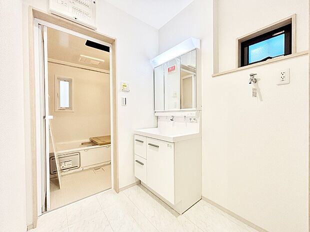 小窓がついているので湿気の多い場所でも換気が十分行えます。毎日の身支度を気持ち良く!