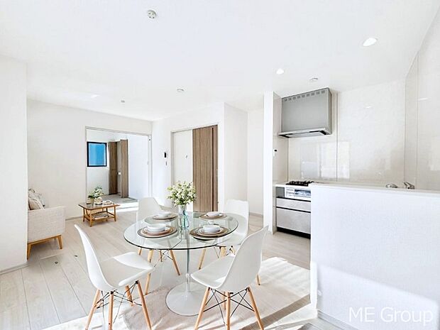 家族の和やかな会話が聞こえてきそう。開放感のあるリビングです。※家具はCGです  