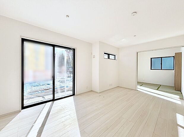 大きな窓からたっぷりの陽光と風を感じられるリビング