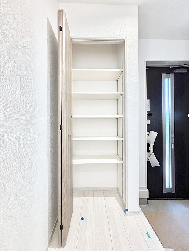 玄関ホール収納です。掃除道具やお出かけ用グッズの収納に便利です。