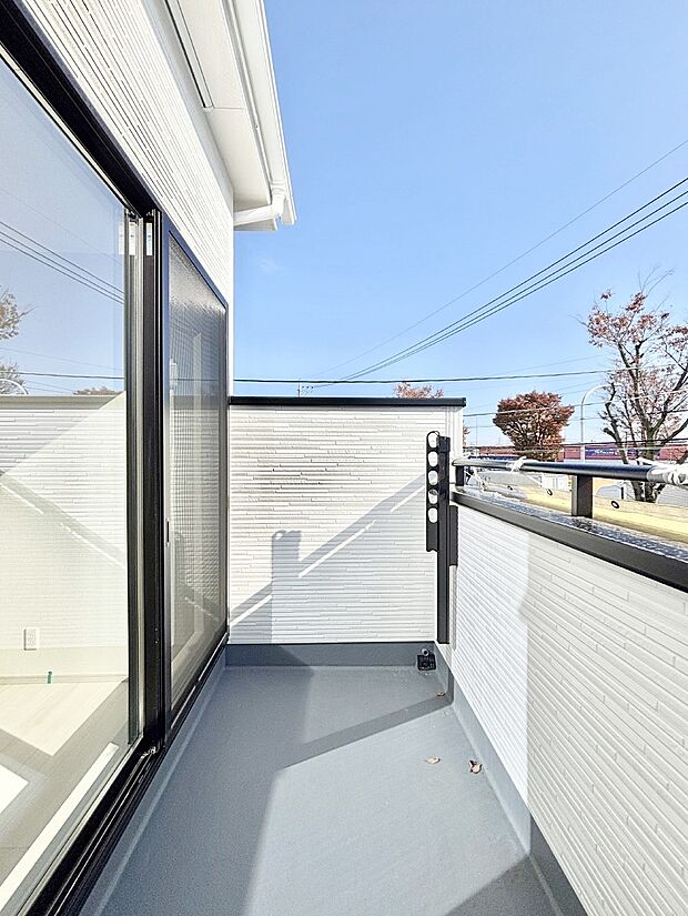 ゆったりバルコニーだから沢山お洗濯ものを干せます。