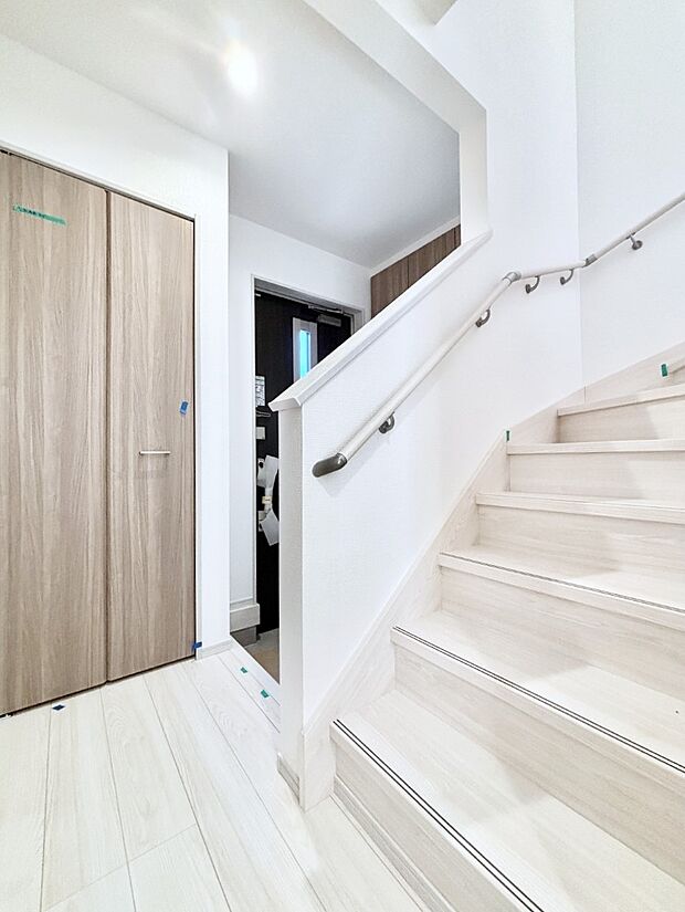 安全性を考慮し階段には手すりを設置しています