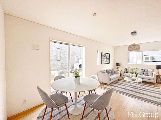 ご家族の賑やかな話し声で包まれる明るいリビング ※家具はCGです